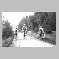 065-0037 Lehrer Emil Kabick aus Moterau mit seinen Toechtern Adelheit und Kaethe, im Jahr 1934 auf einem Sonntagsausflug im Kuglacker Forst..jpg